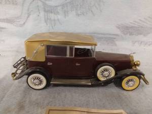 lot 11526 image: Lincoln 1928 Model L Convertible Collectable Radio