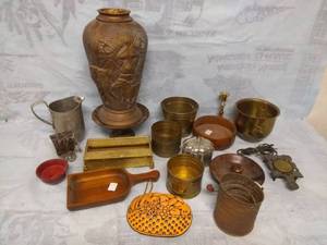 lot 11538 image: Vintage Themed Assorted Decor Lot