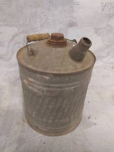 lot 11573 image: Vintage Fuel or Oil Can
