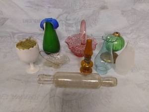lot 11577 image: Vintage Oil Lamps, Decorative Glassware, and More