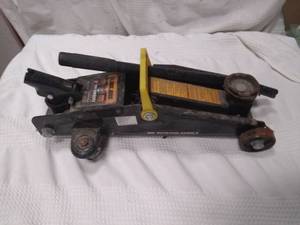 lot 11594 image: 2 Ton Jack