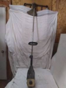 lot 11627 image: 32cc Craftsman Gas Weedwacker Line Trimmer