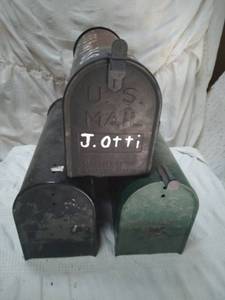 lot 11628 image: Three Mailboxes Lot