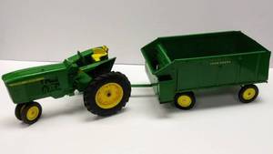 lot 120 image: Vintage Ertl Die Cast John Deere Tractor & Forage Wagon
