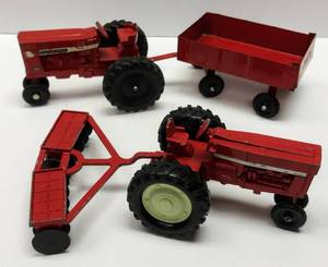 lot 122 image: Vintage Ertl Farm Equipment  2 Tractors & Trailers