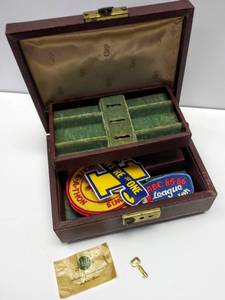 lot 139 image: LK 1950s Mele JewelryMusic Box w Key & Contents