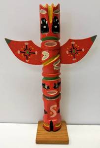 lot 144 image: Vintage Authentic Indian Made Totem Pole Souvenir  Hand Painted