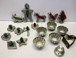 lot 158 image: Mixed Lot of Vintage Metal Cookie Cutters