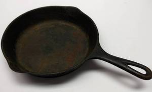 lot 241 image: Wagner Ware Sidney -0- #6 1056 C  Cast Iron Skillet