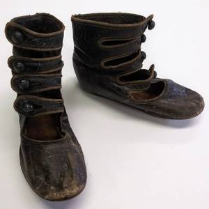 lot 269 image: Darling Antique Victorian Childrens Button Up Leather BootsShoes