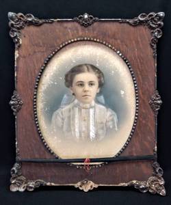 lot 37 image: Antique Frame with Little Girls Picture (No Glass)