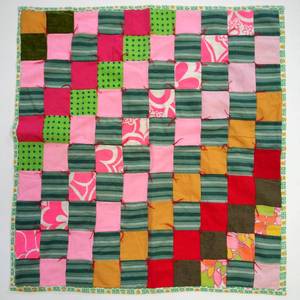 lot 40 image: Small Vintage Quilt