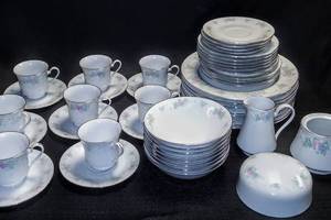 lot 313 image: BEAUTIFUL  China Garden Prestige Jian Shiang Dinnerware