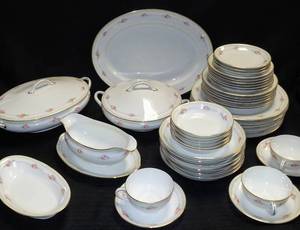 lot 311 image: Vintage Noritake Morimura Hand Painted Nippon Dinnerware