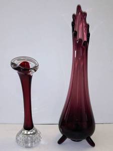 lot 324 image: 2 Retro Vases  Swedish Aseda Glasbruk Jack in The Pulpit Bud Red Glass Vase & Amethyst Footed Vase
