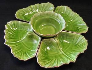 lot 326 image: 5-Piece Lettuce Motif Chip and Dip Bowls with Gold Edges 1970s