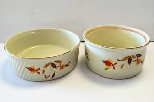 lot 332 image: Nice Vintage Hall China Jewel Tea Autumn Leaf 7-34 Round French Casserole Dish & Bonus Dish