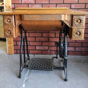 lot 50 image: Vintage Sewing Machine Cabinet