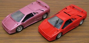 lot 5844 image: 2 Maisto Lamborghini  118 Scale Die Cast Cars  Pink & Red