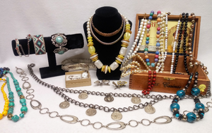 lot 5943 image: Jewelry  Vintage & New Lots of Beads
