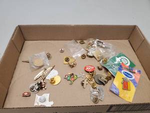 lot 5931 image: Pins Buttons and Other Treasures