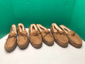 lot 1024 image: LOT OF MENS SLIPPERS