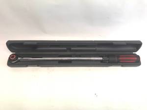 lot 1063 image: PERFORMANCE TOOL M199 12-INCH DRIVE 250FTLB CLICK TORQUE WRENCH