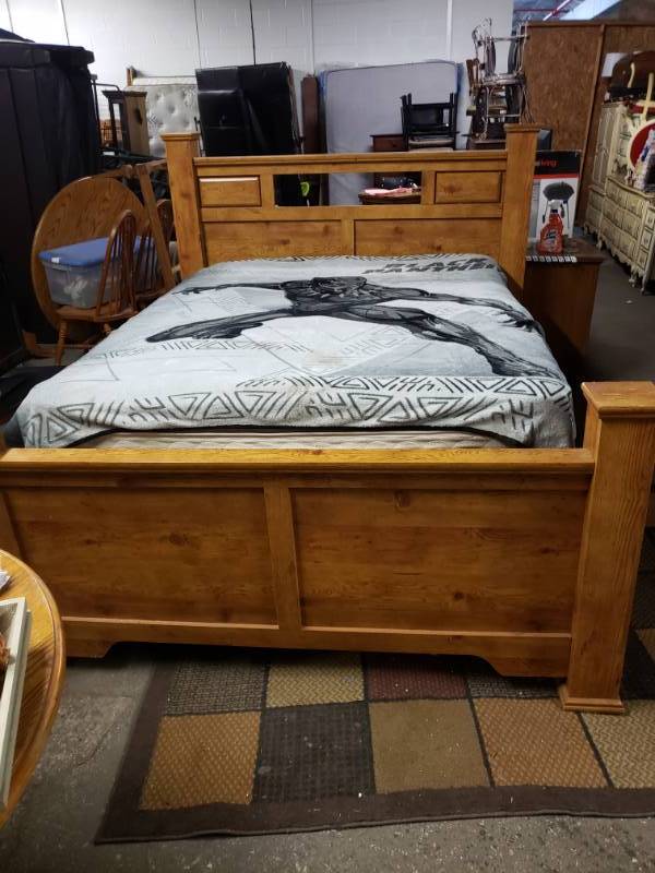 Ashley Furniture Company Modern 4 Post Queen Size Bed With 2