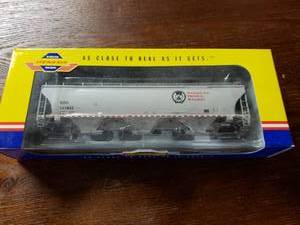 lot 5385 image: Genesis Trinity 5161 cu. ft. Covered Hopper Train