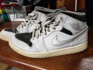 lot 5447 image: Mens Nike Air Jordan 1 Retro Athletic Shoes Size 11 Multi-Color #554724-032