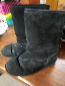 lot 5449 image: Bearpaw Size 9 Boots