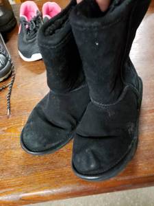 lot 5450 image: Bearpaw Size 6 Boots
