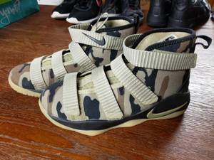 lot 5454 image: Nike Camo Shoes Size 2Y