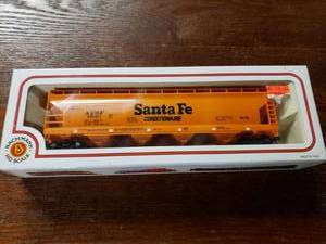 lot 5389 image: Bachman HO Scale HO 56 Center Flow Hopper Sante Fe