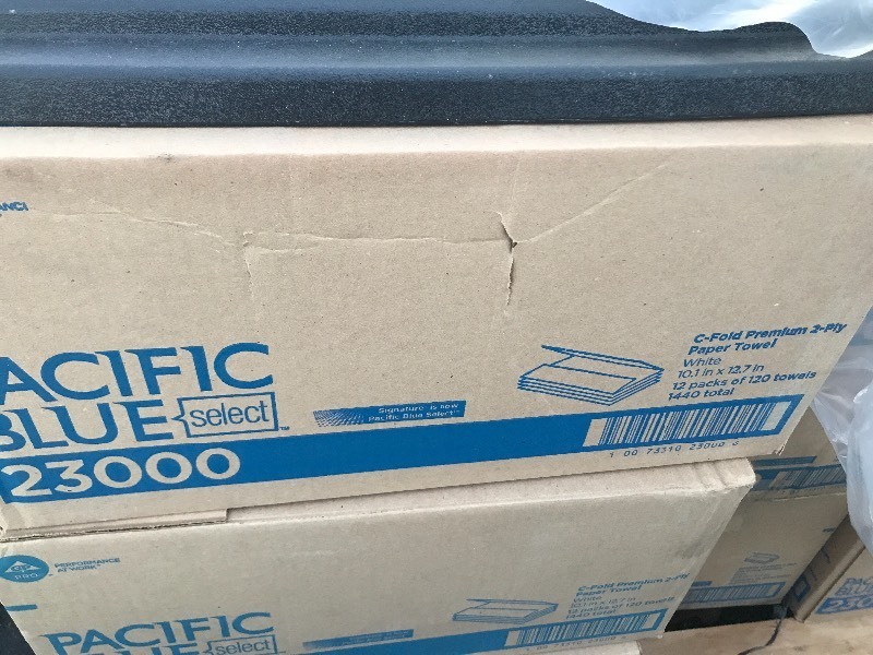 lot 173 image: Case of C fold paper towels