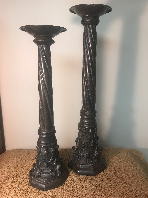 lot 200 image: Set of two beautiful candleholders metal