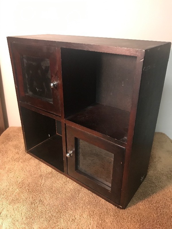 lot 29 image: Small counter top cabinet display