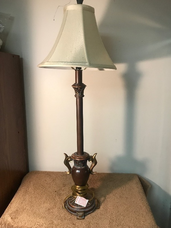lot 363 image: Beautiful 36 inch accent lamp