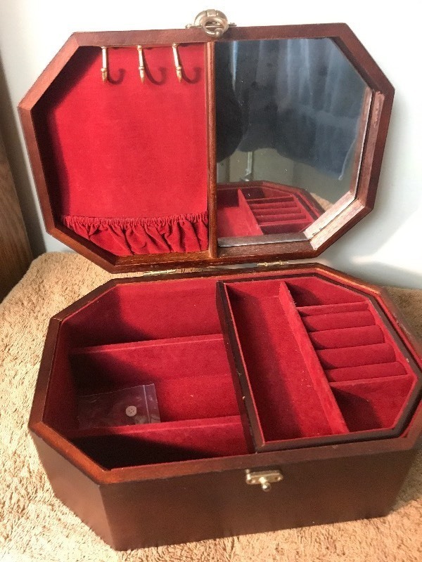 lot 498 image: Nice counter top jewelry box