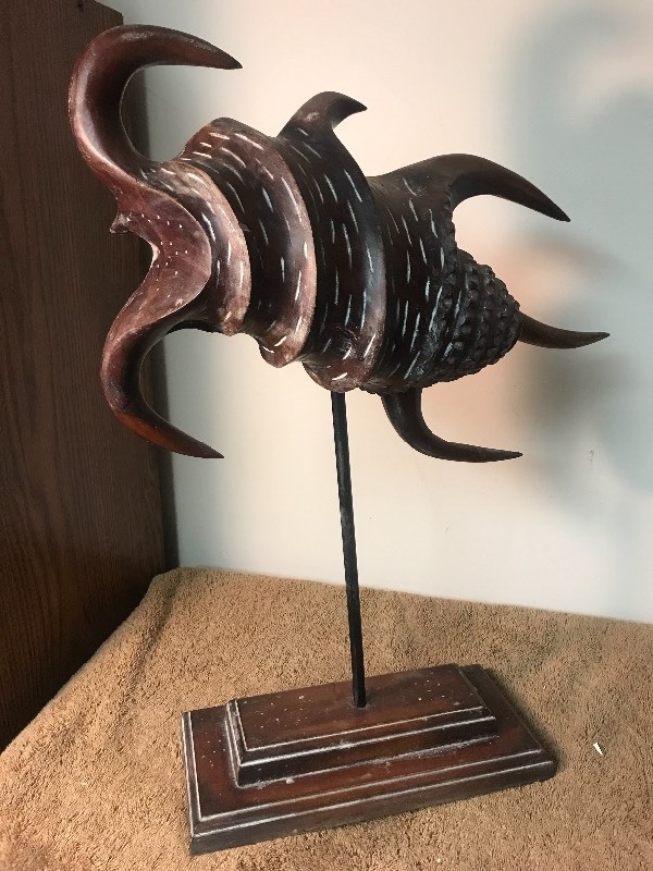 lot 677 image: Nice wooden Decour piece looks like seashell 14 inches tall 12 inches wide nice piece