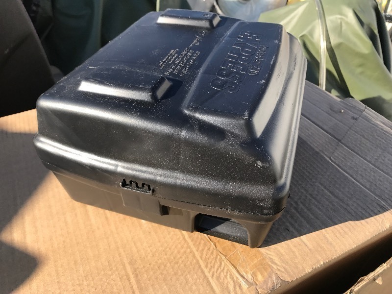 lot 80008 image: New rodent bait box heavy duty great for eliminating your mouse problem