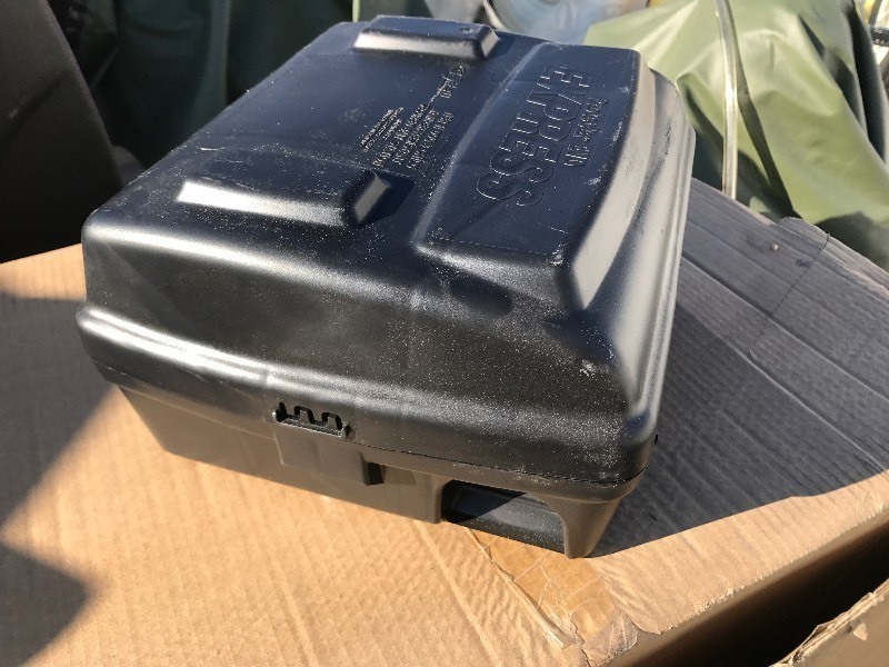 lot 80009 image: New rodent bait box heavy duty great for eliminating your mouse problem