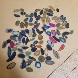 lot 51 image: approximately 100 assorted polished geodes