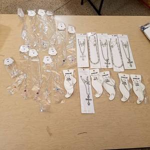 lot 92 image: Lot of assorted jewelry- necklaces, anklets, toe rings