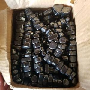 lot 194 image: box of magnets - count unknown