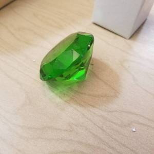 lot 200 image: 18 green 40 m m gems