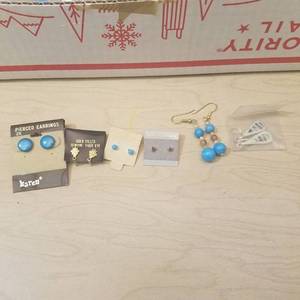 lot 263 image: approximately 100 Pair of assorted earrings