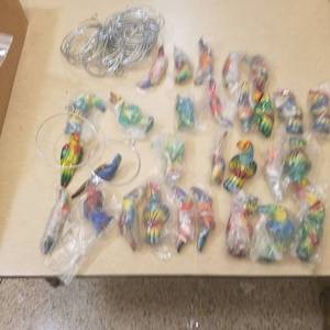 lot 278 image: over 25 assorted bird figurines and display hoops