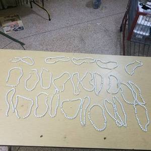 lot 2002 image: 25-count beaded necklaces - White