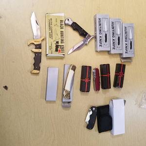 lot 2136 image: 10 knives